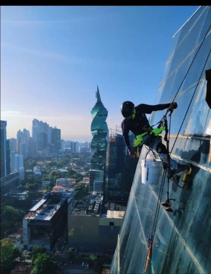 Limpieza de vidrios en altura en Panamá
